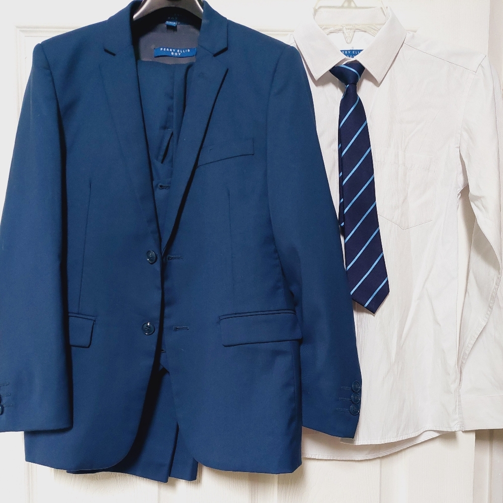 Perry Ellis Young Men's Blue Suit with Tie. 5 Piece Suit.